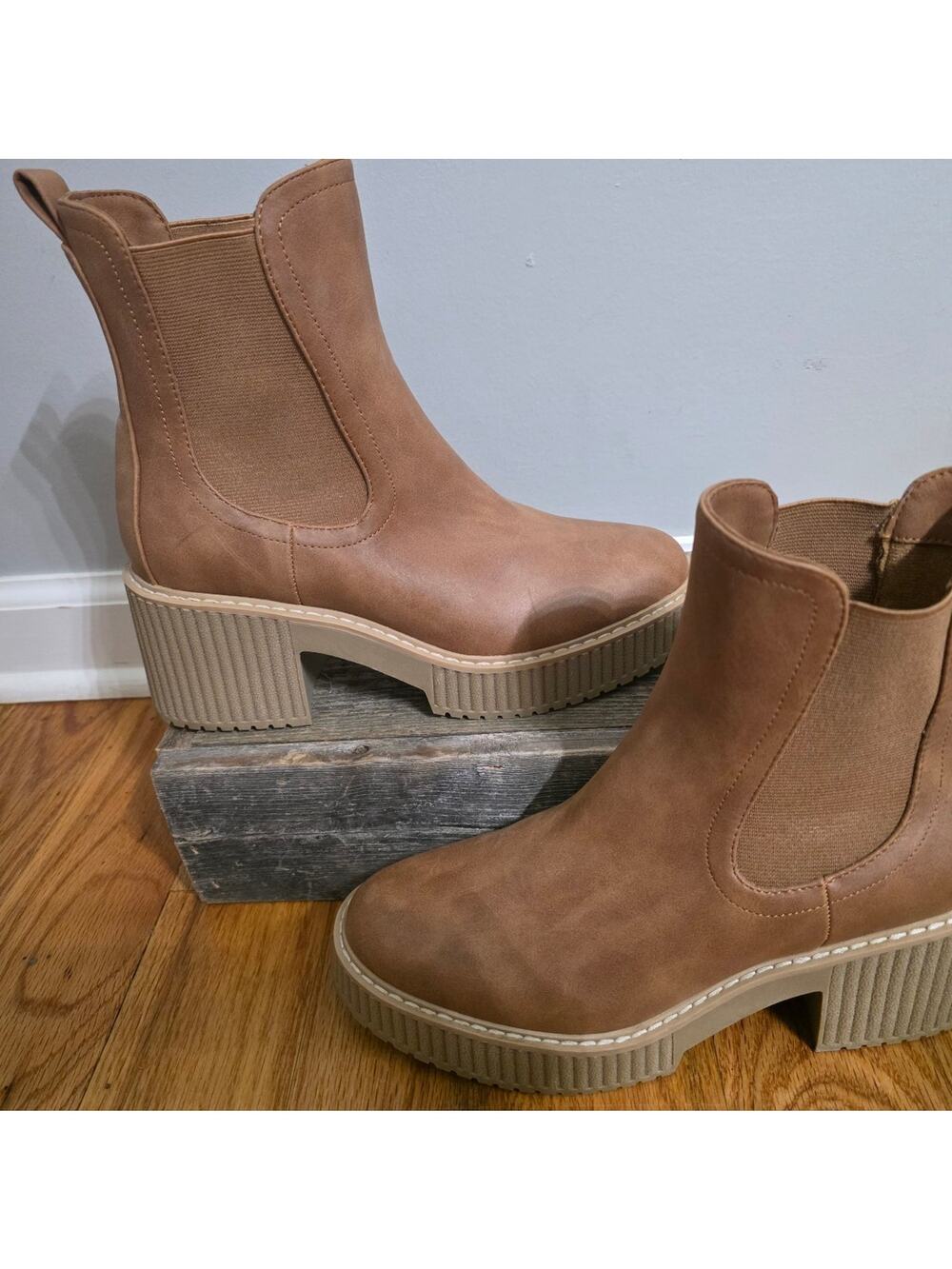 DV Dolce Vita Darcel Platform Lug Sole Chelsea Boots 6.5